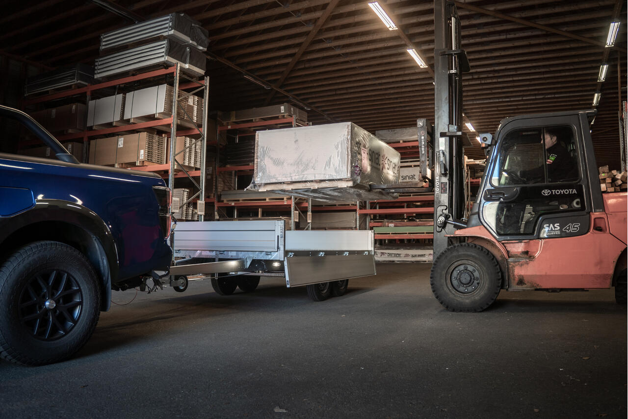 Henger som blir lastet med truck